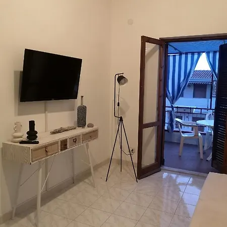 White Apartments. 아파트
